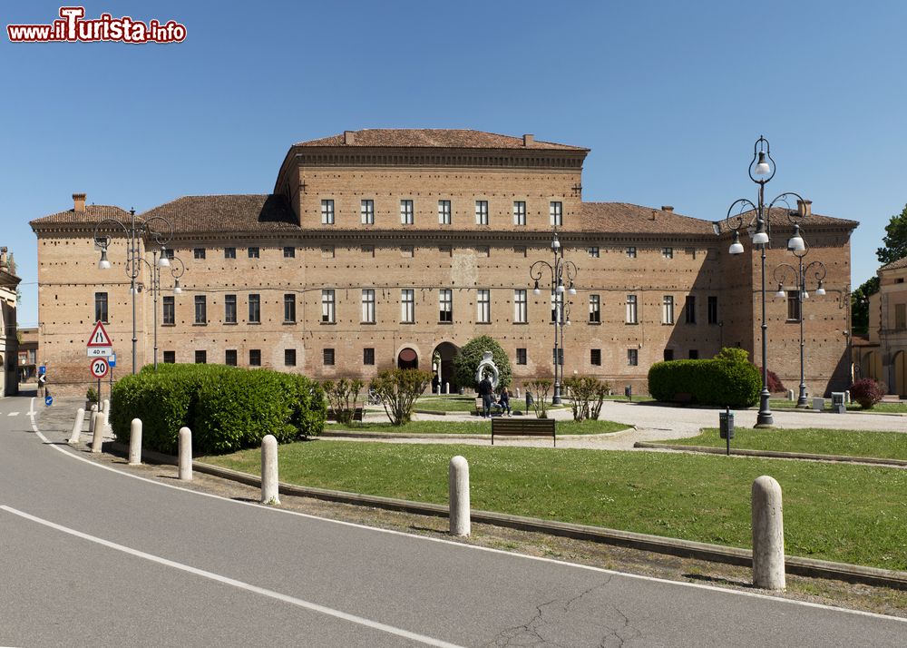 Immagine Palazzo Bentivoglio nel borgo di Gualtieri, provincia di Reggio Emilia. Residenza dei marchesi di Gualtieri, l'edificio si affaccia sulla piazza di fronte alla Torre dell'Orologio.