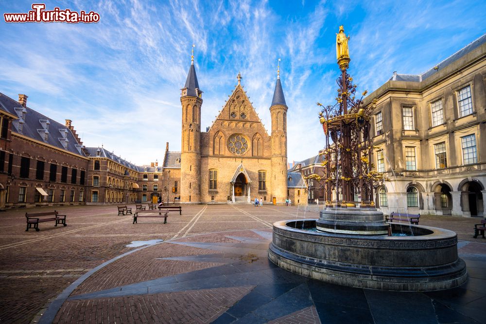 Immagine Palazzo Binnenhof a L'Aia, Olanda. Sede degli incontri degli Stati Generali, il parlamento olandese, questo edificio storico è il centro della vita politica del paese.