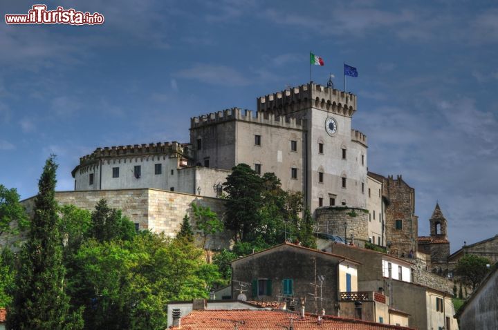 Immagine Palazzo Bombardieri è parte della rocca di Rosignano Marittimo, il principlae luogo d'interesse turistico della cittadina toscana.