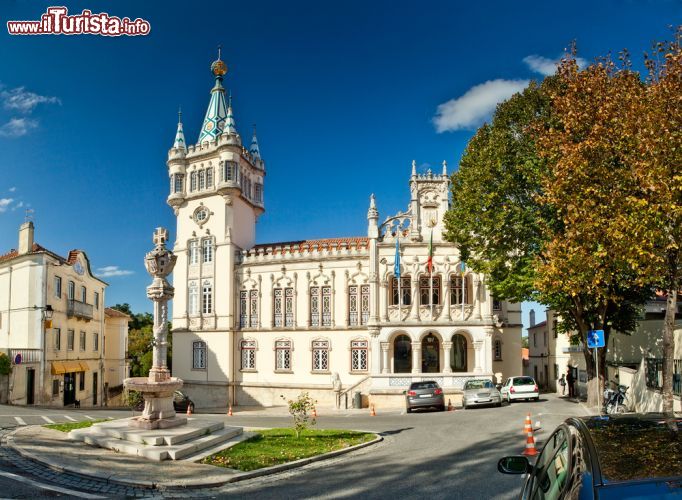 Immagine Il palazzo della Camara Municipal de Sintra (Portogallo). La città conta circa 33.000 abitanti, ma nell'interno comune vivono oltre 300.000 persone - foto © Tony Zelenoff / Shutterstock.com