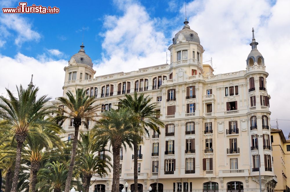 Immagine Palazzo Carbonell a Alicante, Spagna: costruito nel 1925, questo elegante edificio è stato intitolato a un uomo d'affari.
