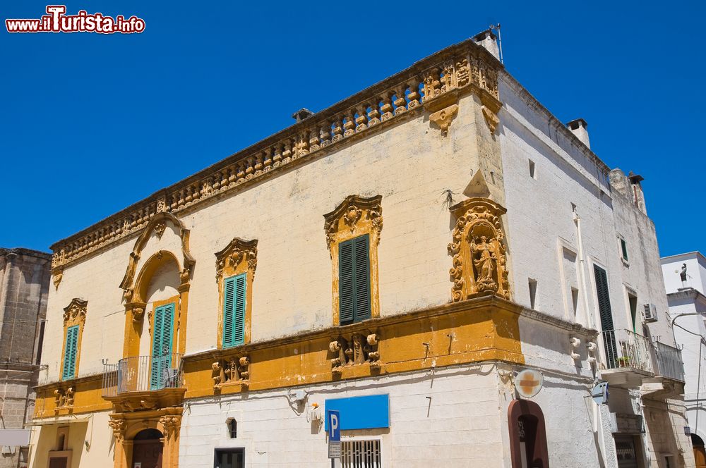 Immagine Palazzo Carrieri a Fasano, Puglia, Italia. Da notare lo stile barocco fortemente decorato di questo edificio cittadino. 