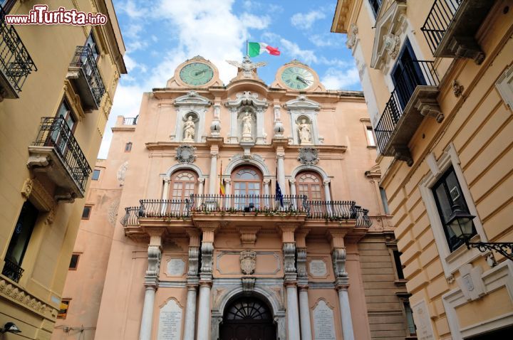 Immagine Palazzo Cavarretta a Trapani, Sicilia - In Via Torrearsa, alla fine di Corso Vittorio Emanuele II°, sorge l'edificio sede del Municipio e del Senato cittadino. Nella sua versione attuale, il palazzo risale alla seconda metà del Seicento: a costruirlo fu il cavaliere Giacomo Cavarretta. Elegante e in perfetto stato di conservazione, l'edificio ha una magnifica facciata barocca divisa in tre ordini e sovrastata dalle statue della Madonna di Trapani, protettrice della città, di San Giovanni e di Sant'Alberto © Ivan Varyukhin / Shutterstock.com