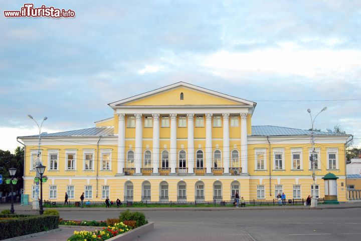 Immagine Uno dei palazzi più eleganti che affacciano sul centro cittadino di Kostroma, città russa che annovera fra i suoi cittadini più illustri pittori, scrittori, poeti e attori come Sila Savin che lavorò alla realizzazione di affreschi in molte città dell'Anello d'Oro, Nekrasov e Volkov, quest'ultimo autore e drammaturgo  - © Ekaterina Bykova / Shutterstock.com