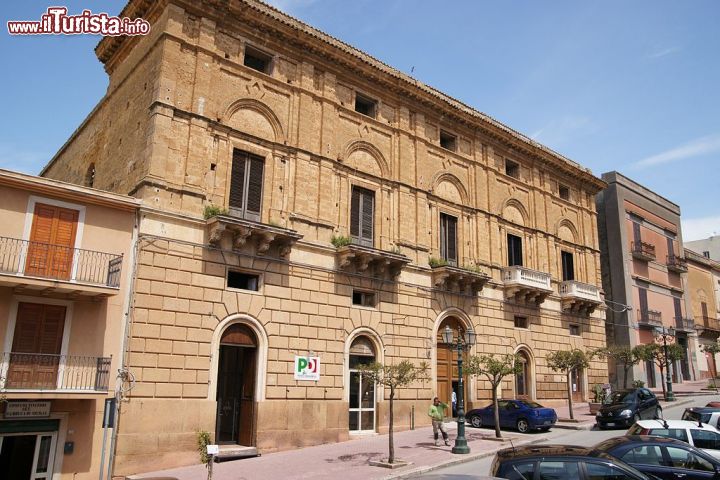 Immagine Palazzo Chiacco in centro a Sambuca di Sicilia - © Mboesch - CC BY-SA 3.0 - Wikipedia