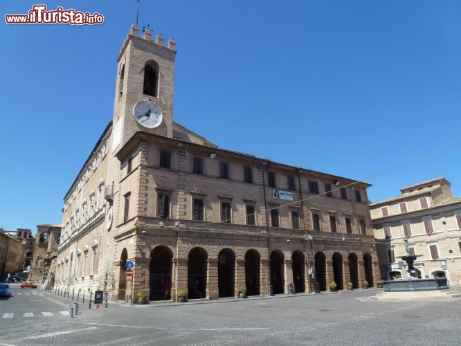 Immagine Palazzo comunale di Osimo con la torre civica, la piazza Boccolino e la fontana con il putto e l'anfora