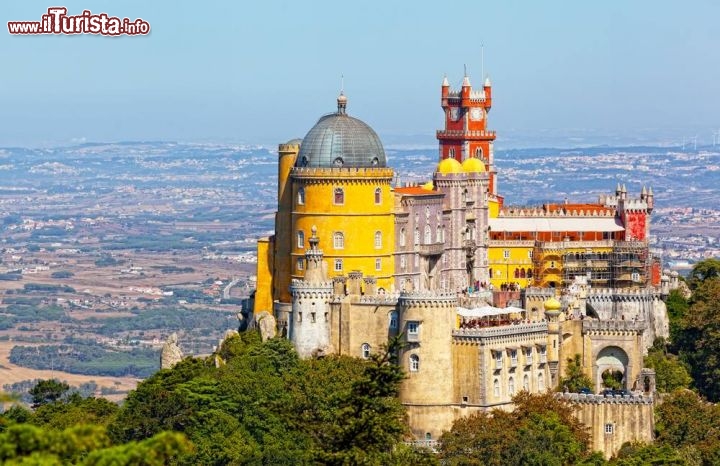 Immagine Il Palazzo Nazionale da Pena (Palacio da Pena) è il simbolo della città di Sintra, in Portogallo - © Shchipkova Elena / shutterstock.com