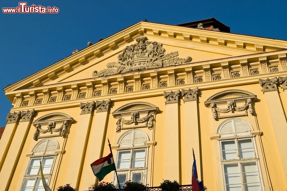 Immagine La facciata barocca del Palazzo degli Arcivescovi a Szekesfehervar, Ungheria.