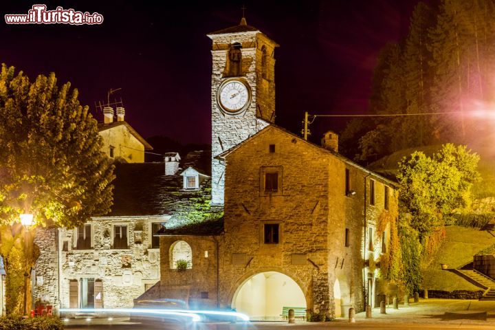 Immagine Fotografia notturna del Palazzo dei Capitani, datato 1300, che si trova nel borgo di Palazzuolo su Senio in Toscana - © GoneWithTheWind / Shutterstock.com