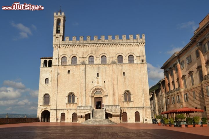 Immagine L'elegante Palazzo dei Consoli in centro a Gubbio. La Piazza Grande detta anche della Signoria è una angolo di struggente bellezza, uno dei balconi urbanistici d’Italia più spettacolari. Ad ovest si apre il magnifico Palazzo dei Consoli (Foto), mentre ad est chiude lo spiazzo il Palazzo Pretorio, con il lato sud a sbalzo chiuso da una elegante ringhiera. - © DFabri / Shutterstock.com