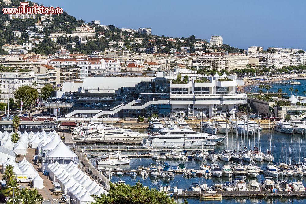 Immagine Il Palazzo dei Festival e del Congresso a Cannes, Francia. A progettarlo nel 1982 furono gli architetti Bennett & Druet. Rappresenta il fiore all'occhiello dell'economia di questa località  della Costa Azzurra - © Kiev.Victor / Shutterstock.com