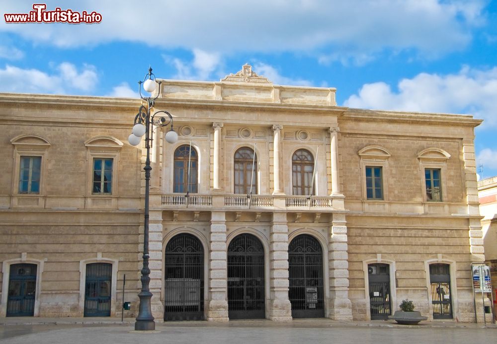 Immagine Palazzo del Balì a Fasano, Puglia, Italia. Oggi sede del Municipio, questo edificio si trova fra Piazza Ciaia e la Chiesa di Sant'Antonio Abate. Residenza del Balì dei Cavalieri di Malta, ospitò in seguito la guarnigione militare.