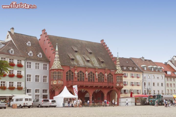 Immagine Lo storico Palazzo del Commercio e della Dogana, detto "Historisches Kaufhaus", nel centro di Friburgo in Brisgovia, cittadina nel sud-ovest della Germania - foto © g215 / Shutterstock.com