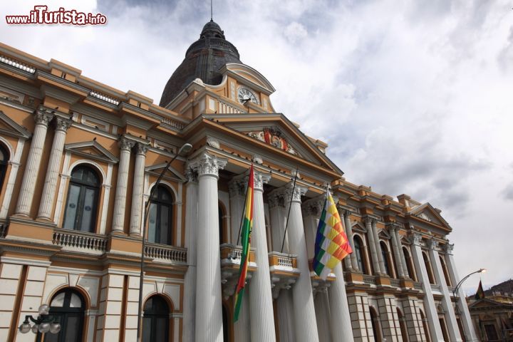 Immagine Palazzo del Congresso a La Paz, Bolivia. L'imponente edificio del Congresso boliviano, ospitato in piazza Murillo, con l'ingresso caratterizzato da un alto colonnato - © gary yim / Shutterstock.com