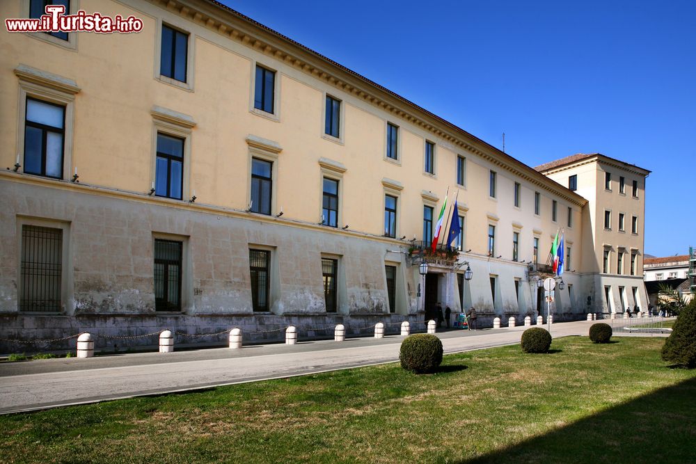 Immagine Palazzo del Governo a Caserta, sede della Prefettura e della Questura, Campania.