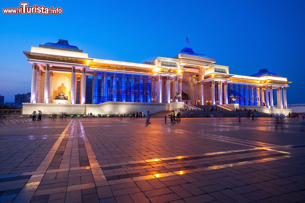 Immagine Il Palazzo del Governo di Ulan Bator by night, Mongolia. Si trova nella parte nord di Chinggis Square (o Sukhbaatar Square).