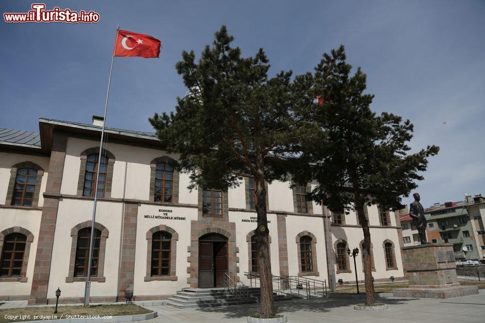 Immagine Il Palazzo del Governo nella cittadina di Erzueum, Turchia, con la bandiera che sventola - © prdyapim / Shutterstock.com