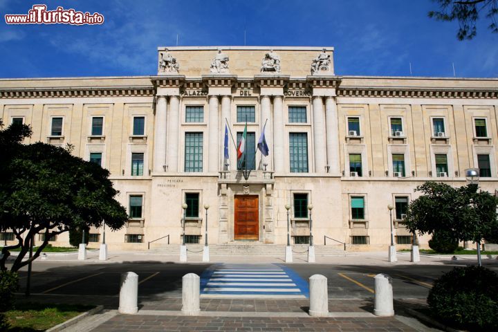 Immagine Palazzo del Governo a Pescara, Abruzzo. Sorge in fondo a Piazza Italia questo monumentale edificio costruito su progetto dell'architetto Vincenzo Pilotti in seguito alla creazione della nuova provincia nel 1927 - © onairda / Shutterstock.com