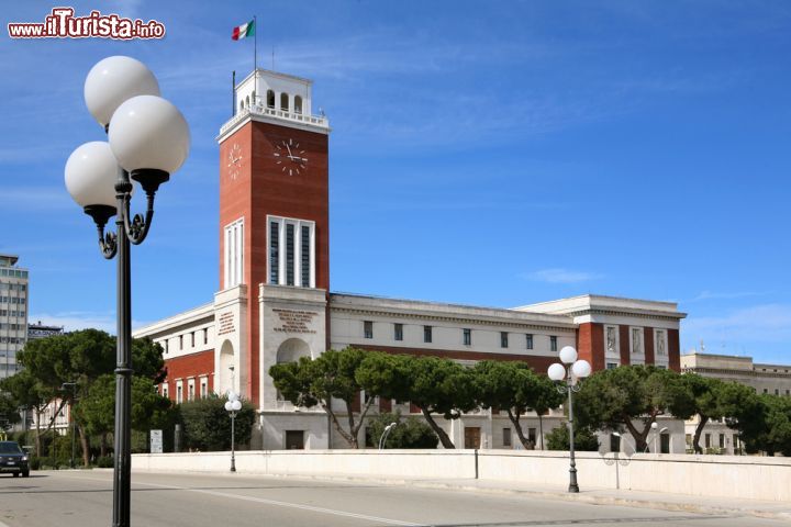 Immagine Palazzo del Municipio a Pescara, Abruzzo. Risale agli anni '30 del Novecento questo edificio in mattoni e pietra bianca costruito dall'architetto Pilotti. All'interno si trova un'imponente scalinata  doppia che porta ai piani superiori - © onairda / Shutterstock.com