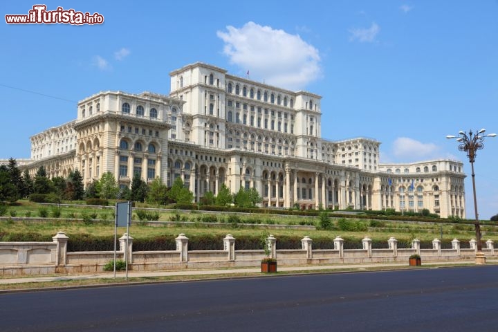 Immagine Il Parlamento di Bucarest è tra i più grandi edifici civili del mondo: la pianta misura 270 metri per 240, è alto 86 metri e vanta 3100 stanze... senza contare la parte sotterranea! Quando fu costruito, a metà degli anni Ottanta, richiese un uso così massiccio di marmo che le pietre tombali del cimitero furono realizzate in altro materiale. Per fargli spazio furono demoliti molti palazzi storici © Tupungato / Shutterstock.com