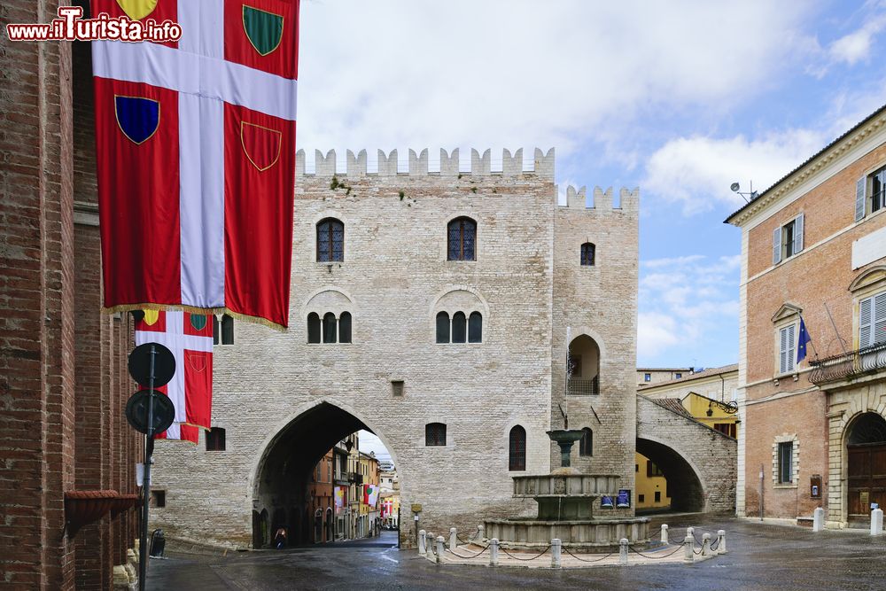 Immagine Il Palazzo del Podestà domina l'aspetto della piazza centrae di Fabriano nelle Marche