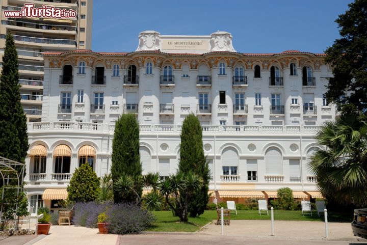 Immagine Palazzo del XIX° secolo a Saint Raphael, Francia. Questo suggestivo edificio costruito nel corso del XIX° secolo ospita un résidence alberghiero con vista mare - © Philip Lange / Shutterstock.com