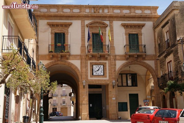 Immagine Palazzo dell'Arpa a Sambuca di Sicilia - © Mboesch - CC BY-SA 3.0 - Wikipedia