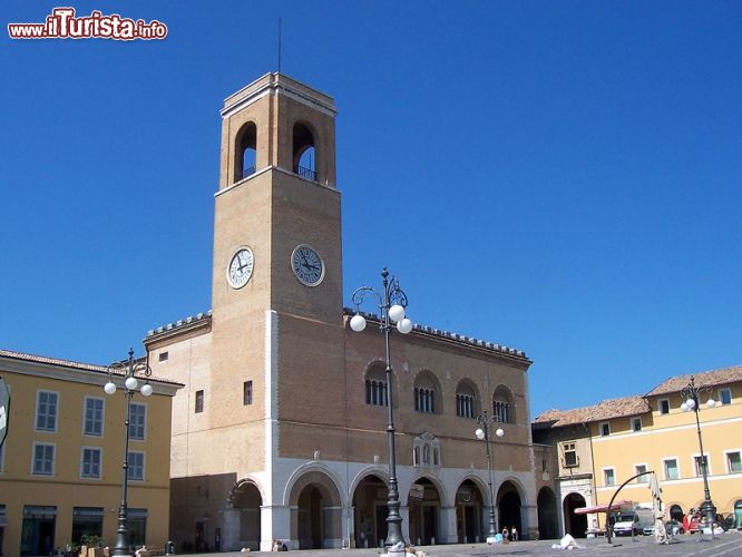 Immagine il Palazzo della Ragione in centro a Fano: ospita al suo interno il Teatro della Fortuna - © MarkusMark - CC BY-SA 3.0 - Wikimedia Commons.