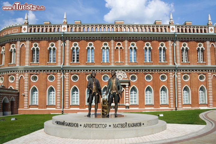 Immagine Palazzo della regina Ekaterina II a Tsaritsyno, Mosca, Russia - Il complesso di Tsaritsyno è un importante monumento storico e culturale del XVIII°- XIX° secolo situato a Mosca. In questa immagine il maestoso palazzo dedicato all'imperatrice Caterina II Alexseevna di Russia, conosciuta anche come Caterina la Grande, che regnò sul paese dal 1762 alla sua morte avvenuta nel 1796. Sotto il suo governo, uno dei più significativi esempi di dispotismo illuminato, l'impero russo visse uno dei periodi di maggior importanza a livello europeo © gumbao / Shutterstock.com