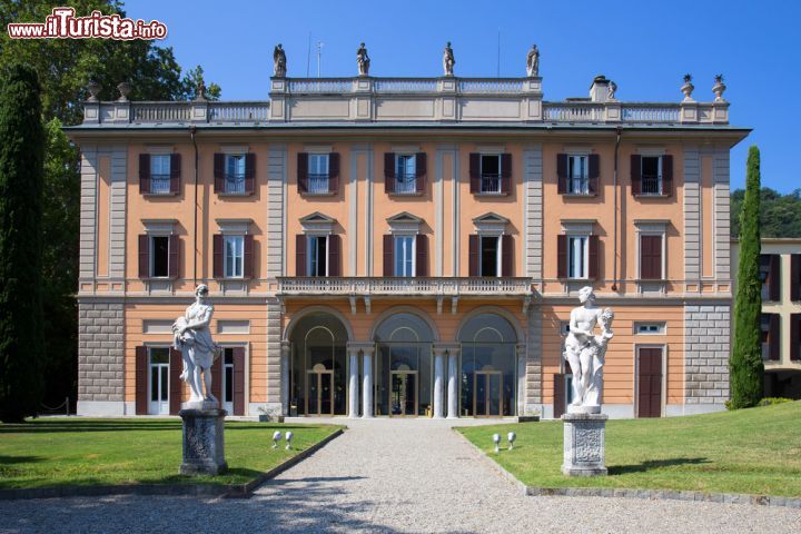 Immagine Palazzo d'epoca a Como, Lombardia - Un bel parco verde è perfetto scenario per questo edificio storico a cui si accede percorrendo un vialetto ghiaiato a cui sembrano fare da guardiani le due statue marmoree poste su piedistallo © Marco Scisetti / Shutterstock.com