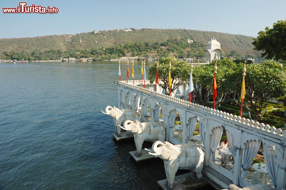 Immagine Palazzo d'Estate sull'isola di Jag Mandir nel lago Pichola, Udaipur, Rajasthan, India. E' inserito fra i siti patrimonio mondiale dell'umanità dell'UNESCO.