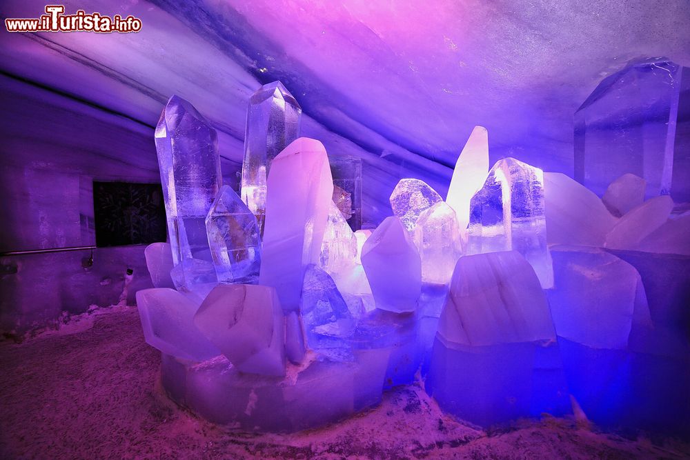 Immagine Palazzo di Ghiaccio al ghiacciaio Hintertux, Austria. Una bella immagine dell'interno dell'Ice Cave che si trova in cima al ghiacciaio austriaco.
