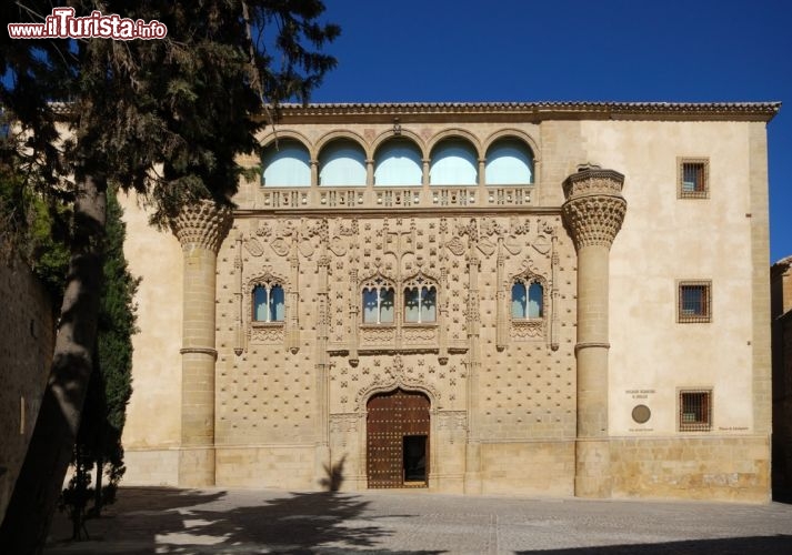 Immagine Palazzo di Jabalquinto a Baeza, Andalusia, Spagna. Considerato uno dei massimi esponenti dello stile gotico isabellino di questo territorio, il palazzo fa parte del complesso monumentale rinascimentale di Ubeda e Baeza, iscritto nell'elenco del Patrimonio Mondiale nel 2003 - © Ammit Jack / Shutterstock.com