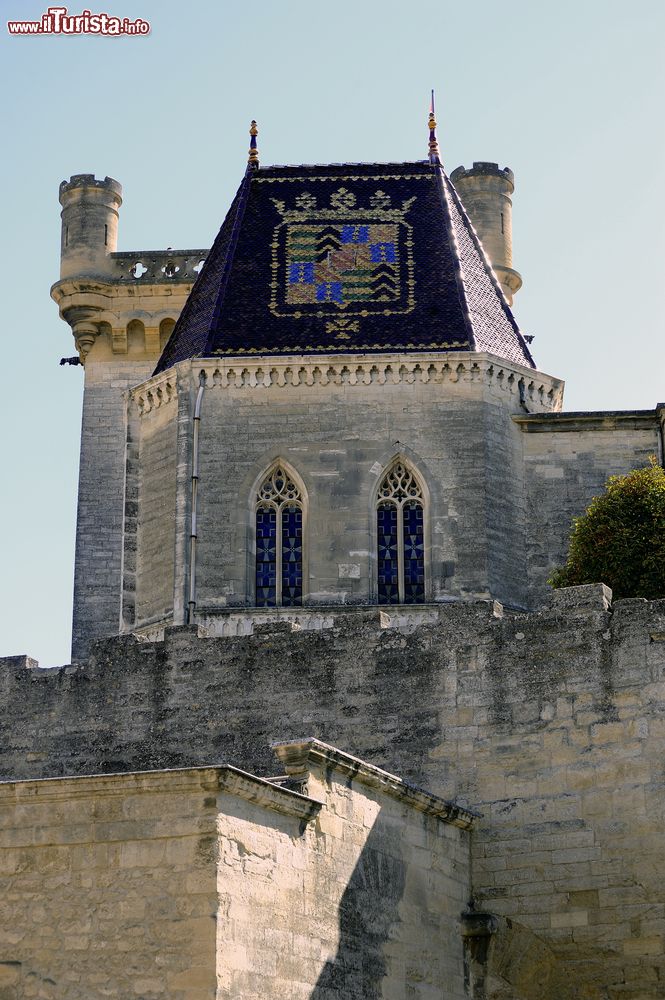 Immagine Palazzo ducale di Uzes, Francia. Questo bell'edificio, visitabile, si riconosce facilmente dalla decorazione del tetto decorato dal simbolo del casato.