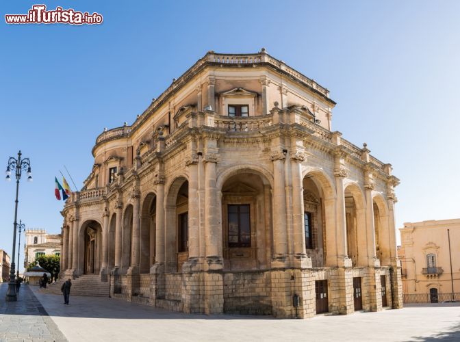 Immagine Palazzo Ducezio: sede del Comune di Noto - Il bellissimo Palazzo Ducezio, attuale sede del Comune di Noto, fu progettato, in omaggio ad alcuni palazzi francesi del XVII secolo, nel 1746 dall'architetto netino Vincenzo Sinatra, che si occupo' oltretutto di diverse restaurazioni nel processo di ricostruzione della città dopo il terremoto. - © Wead / Shutterstock.com