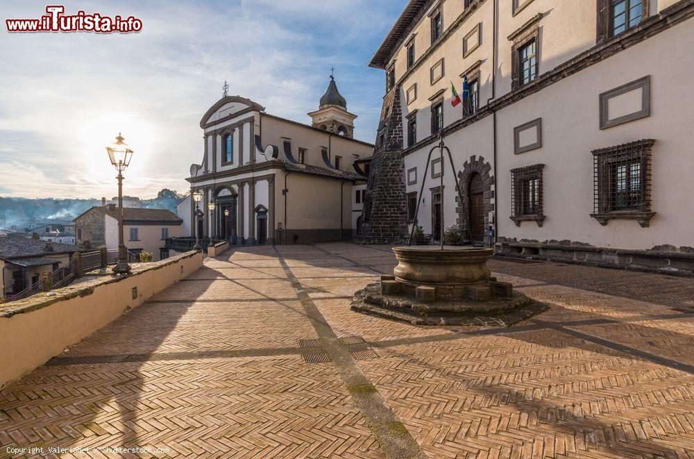 Immagine Palazzo Farnese si trova nel centro di Gradoli, Lazio - © ValerioMei / Shutterstock.com