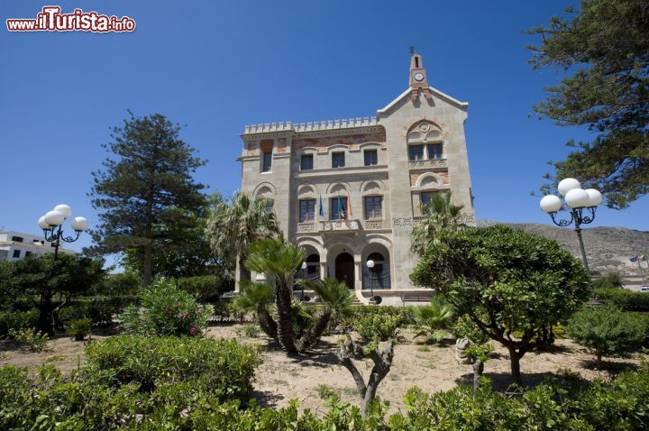 Immagine Palazzo Florio a Favignana, Sicilia. Questa bella costruzione fatta erigere da Ignazio Senior su progetto dell'architetto di Palermo Giuseppe Damiani Almeyda si presenta con un mix di stili che la rendono decisamente interessante: neogotica all'esterno e liberty all'interno. La villa venne costruita sul luogo in cui sorgeva una torre del forte San Leonardo - © luigi nifosi / Shutterstock.com