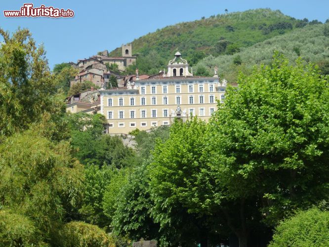 Immagine La sagoma di Villa Garzoni, con i suoi caratteristici elementi barocchi, domina incontrastata la visuale sul piccolo borgo di Collodi, nella campagna toscana.