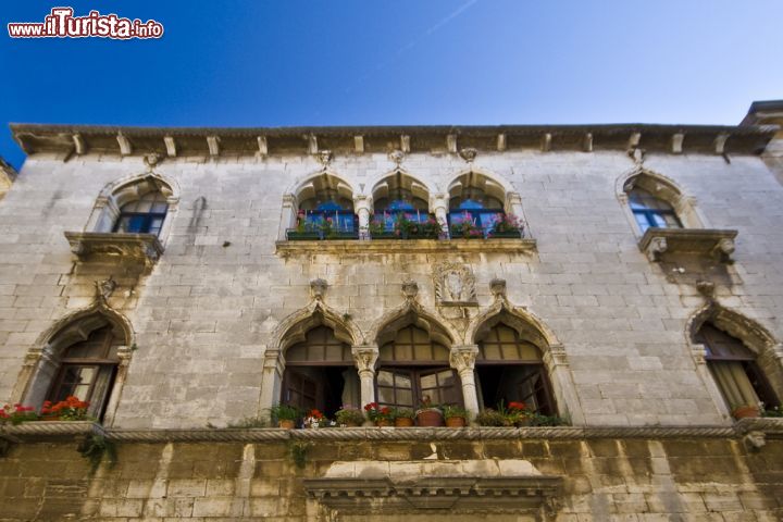 Immagine Palazzo gotico a Porec, Croazia. Nella Decumanus, al numero 5, sorge il bell'edificio in stile gotico fiorito eretto nel 1473 - © lero / Shutterstock.com