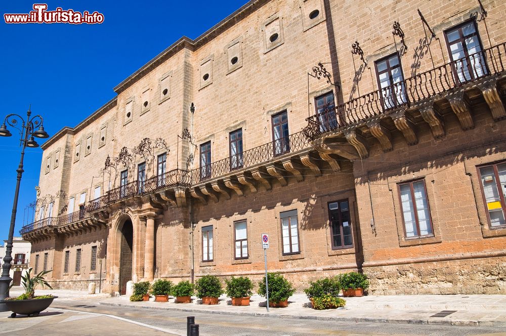Immagine Palazzo Imperiali-Filotico a Manduria, Puglia, Italia. Costruito dai principi Imperiali di Francavilla dopo il 1717, è uno dei più vasti palazzi feudali del Salento.