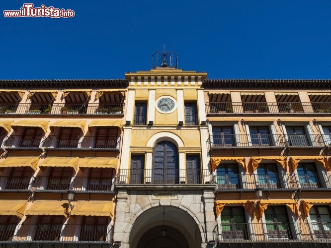 Immagine Uno dei palazzi di Plaza de Zocodover a Toledo (Castiglia, Spagna). La piazza è un grande salotto in cui si incontrano turisti e abitanti del luogo, in origine mercato arabo, oggi sede degli uffici turistici cittadini e scenario di locali esclusivi in cui trascorrere piacevoli serate. Progettata da Juan de Herrera sotto il regno di Filippo II, la piazza doveva simboleggiare la potenza dell'impero spagnolo - © VICTOR TORRES / Shutterstock.com