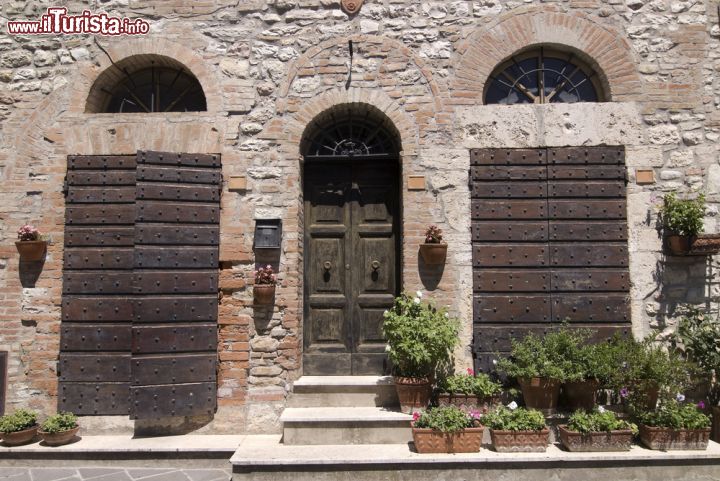 Immagine Un palazzo in pietra nel centro storico di Corciano - © Claudio Giovanni Colombo / Shutterstock.com