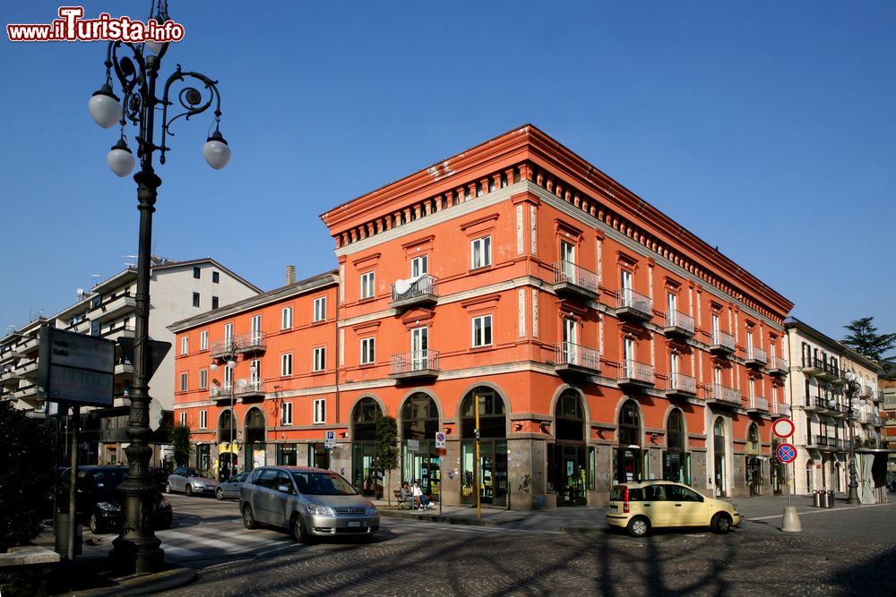 Immagine Il palazzo all'incrocio di Vale Italia con Via Lorenzo de Concillis a Avellino, Campania, Italia.