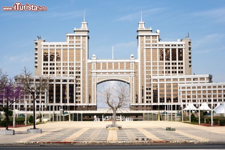 Immagine Palazzo KazMunayGas, Astana - Questo imponente edificio della capitale ospita la sede della compagnia di stato KazMunayGas che presiede lo sfruttamento dei giacimenti di petrolio e di gas naturale del paese. Il complesso è costituito da due strutture unite fra loro da un grandioso arco alla fine del viale che ha inizio dal palazzo presidenziale © kzww / Shutterstock.com