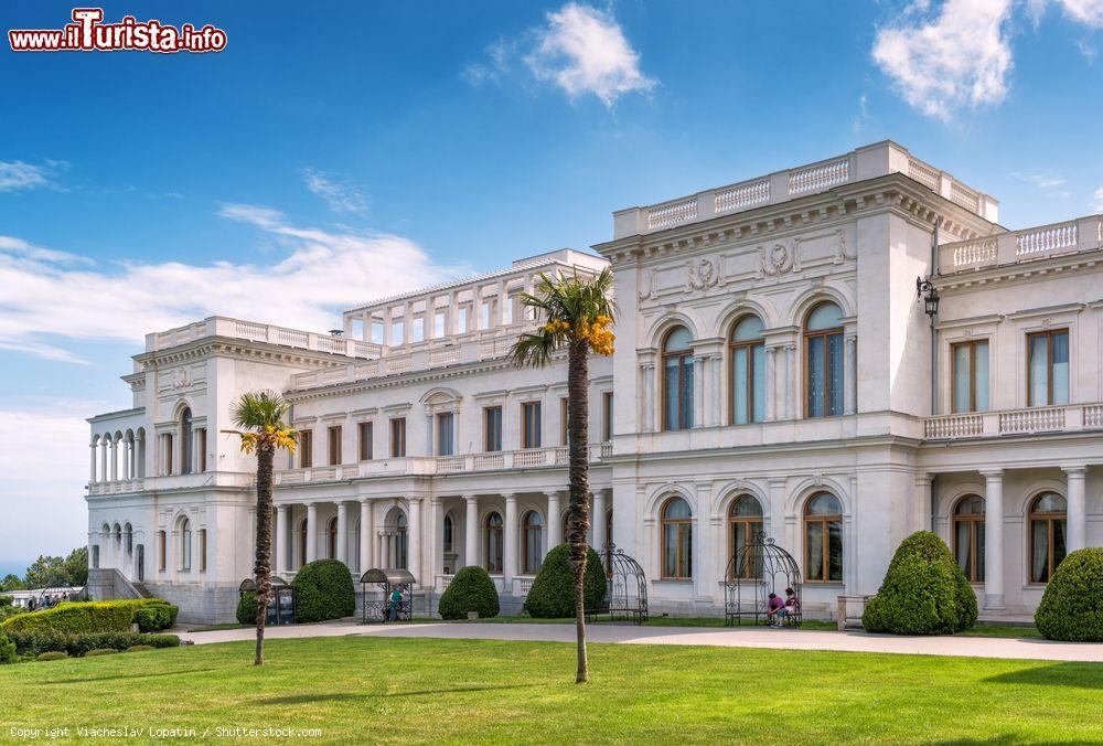 Immagine Palazzo Livadia a Jalta, Crimea. Residenza estiva dell'ultimo zar di Russia Nicola II° e della sua famiglia, questo palazzo ha ospitato nel 1945 la Conferenza di Jalta. Oggi accoglie un museo ma talvolta è utilizzato dalle autorità ucraine per summit e incontri internazionali - © Viacheslav Lopatin / Shutterstock.com