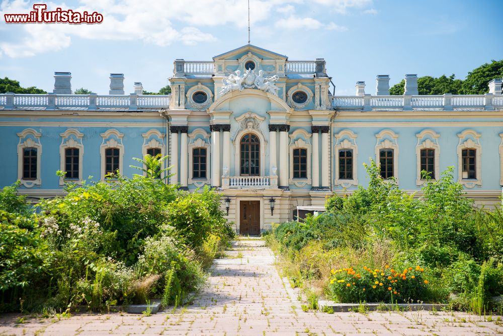 Immagine Palazzo Mariyinsky nel centro di Kiev, Ucraina. Questo storico complesso monumentale della città venne edificato in stile barocco nel 1744 per la zarina Elisabetta di Russia su progetto di Bartolomeo Rastrelli. Attualmente è sede di rappresentanza del Presidente dell'Ucraina.