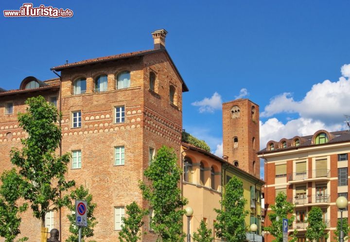 Immagine Palazzo Marro a Alba, Piemonte, Italia. Sorge imponente in Piazza Pertinace questo edificio di epoca medievale nei pressi di cui sono stati riportati alla luce i resti di un tempio romano pagano - © LianeM / Shutterstock.com