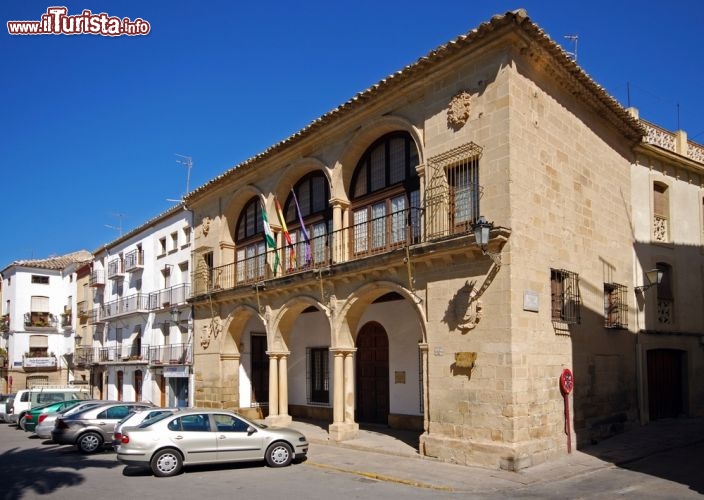 Immagine Palazzo Municipale a Baeza, Andalusia, Spagna. Sede del potere civile, questo splendido edificio si presenta con una doppia galleria di archi semicircolari con colonne abbinate a capitelli dorici - © Ammit Jack / Shutterstock.com