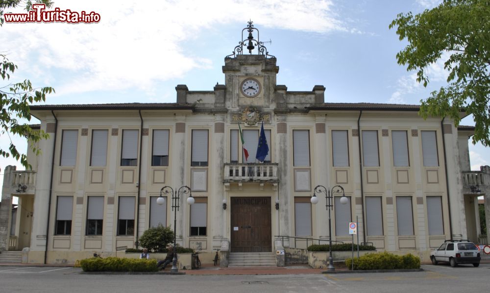 Immagine Palazzo municipale a Jolanda di Savoia in provincia di Ferrara - © Nicola Quirico , CC BY-SA 4.0, Wikipedia