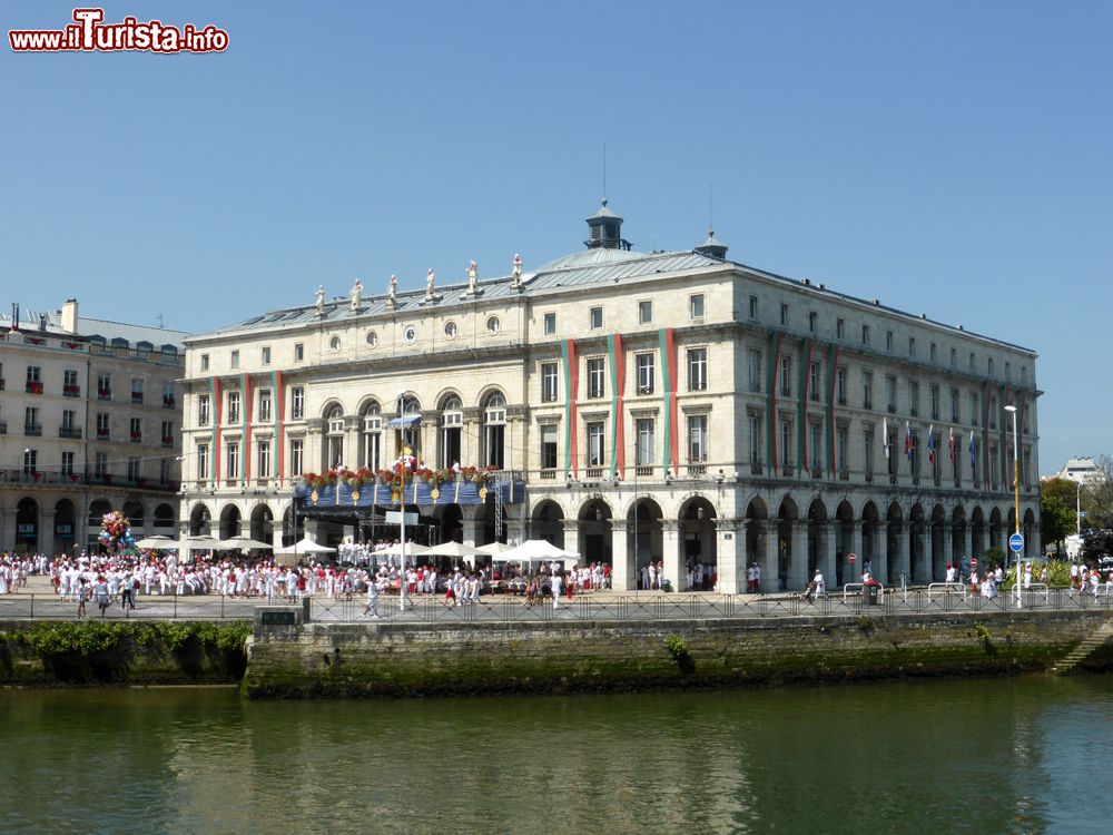 Immagine Il Palazzo Municipale di Bayonne, Francia, in occasione del Summer Festivale cittadino.